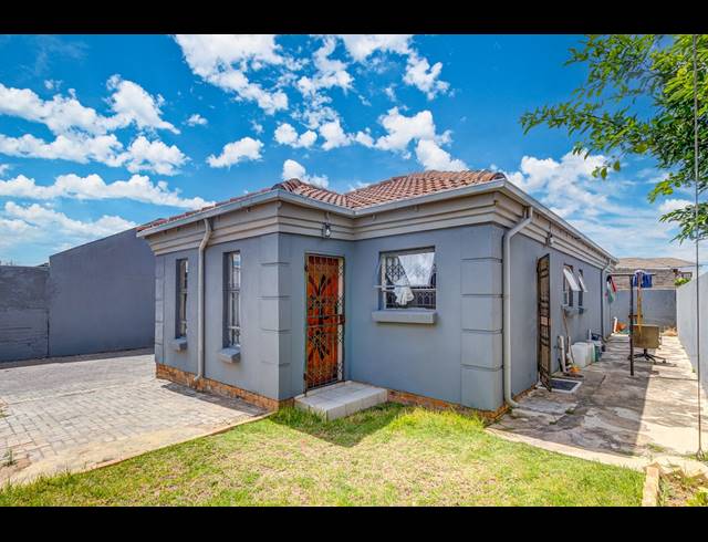 3 BEDROOM FREEHOLD FOR SALE IN COSMO CITY